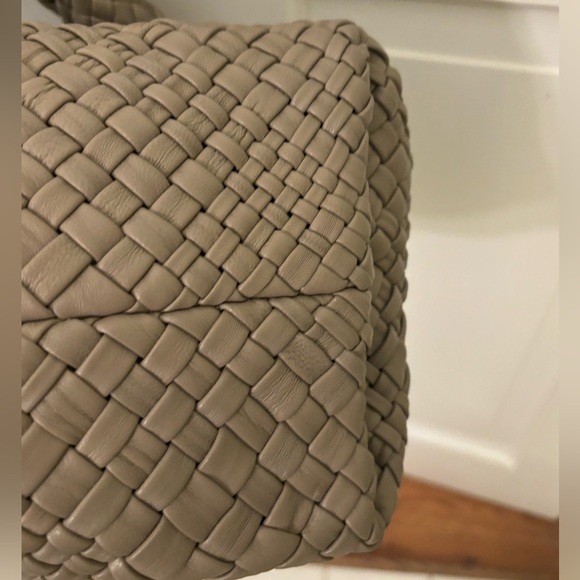 Falor Made in Italy Leather Woven Bag in Neutral Taupe Color. - Picture 13 of 17